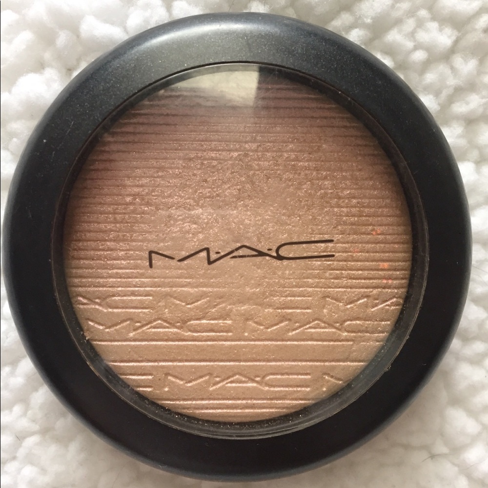 MAC extra dimension skinfinish in Show Gold
